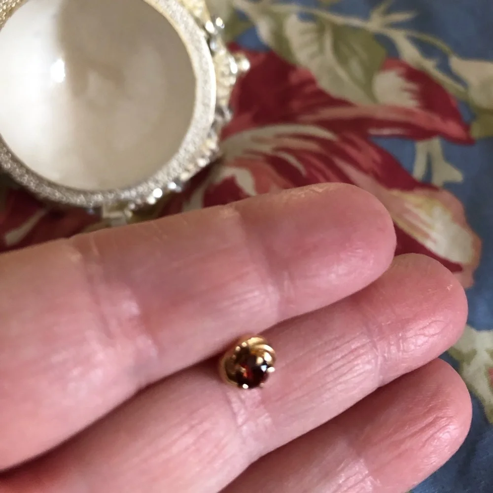 Small Garnet Gold studs, stamped 585. - Picture 3 of 8